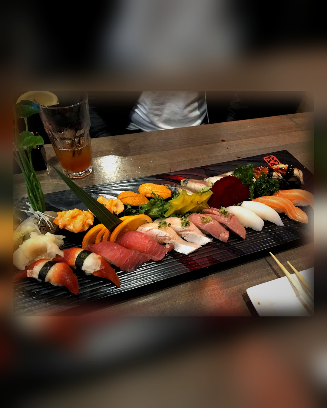 Barca de nigiri e sashimi do Mikado, japonês de bairro em Hunters Creek, Orlando