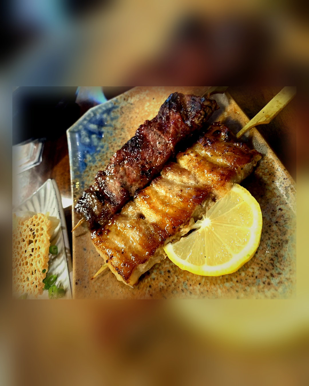 Yakitori grelhado no carvão binchotan no Susuru, izakaya retrô perto de Disney Springs